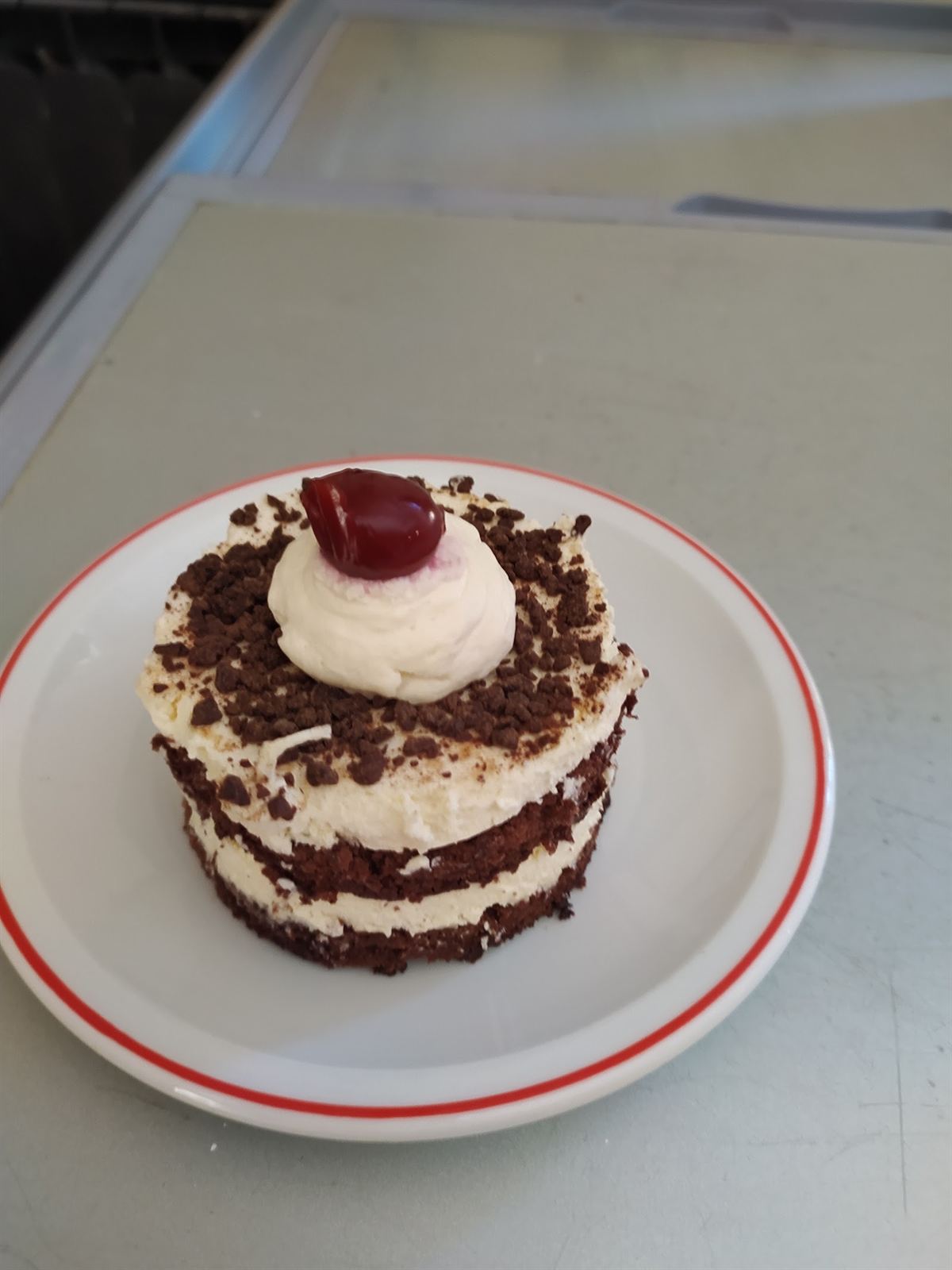 Gâteau au chocolat, chantilly et cerise