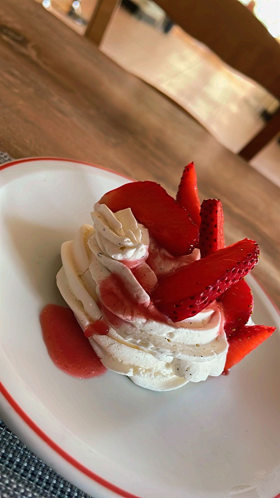 Fraises fraîches et chantilly