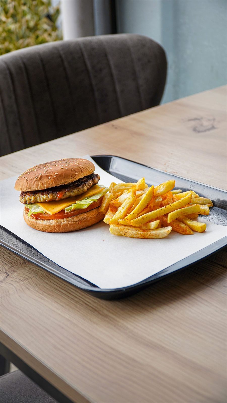 Burger et frites sur une table en bois