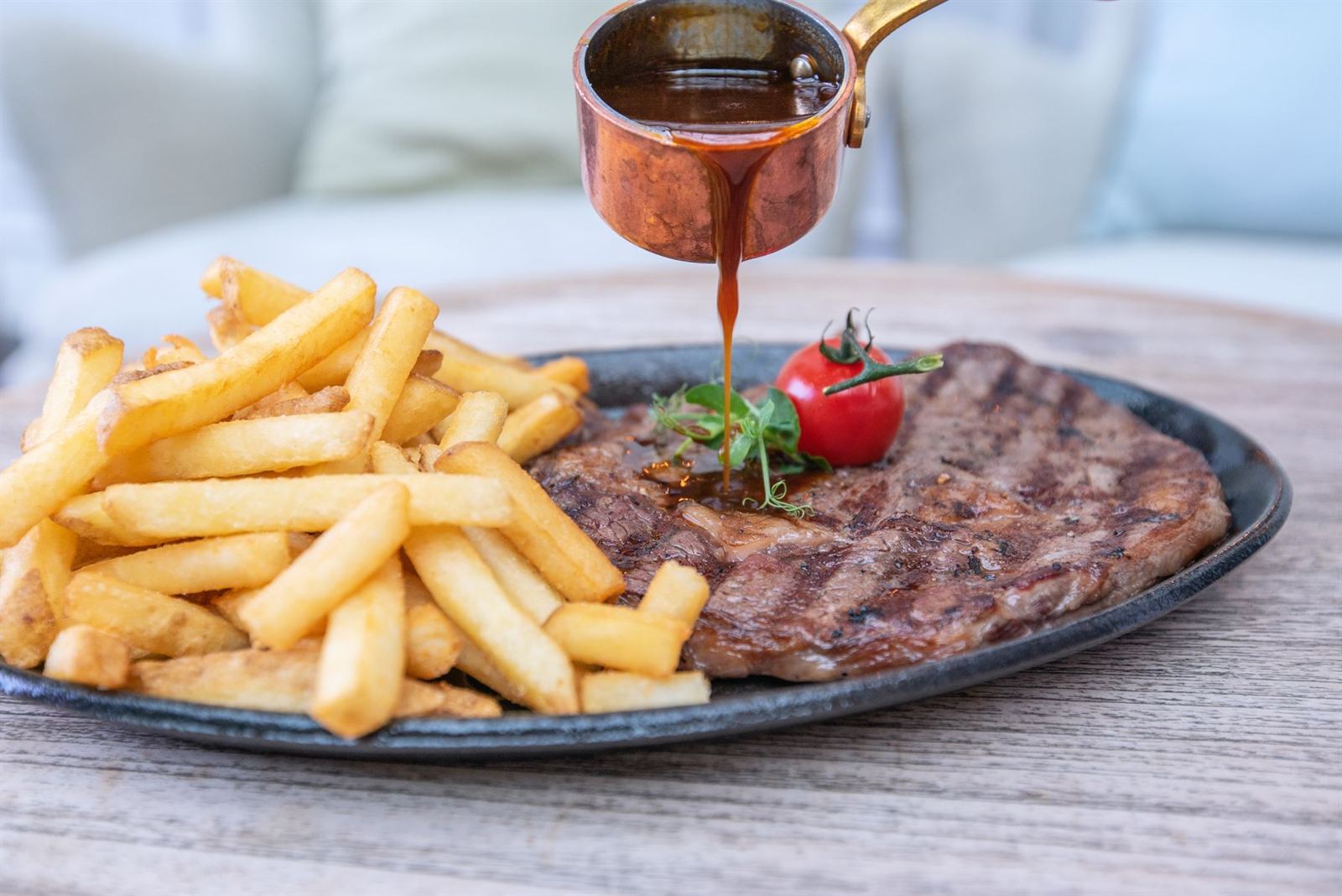 Entrecôte grillée et frites, filet de sauce