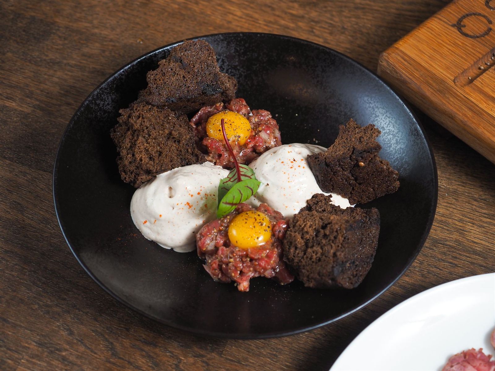 Tartare de bœuf aux jaunes d'œuf